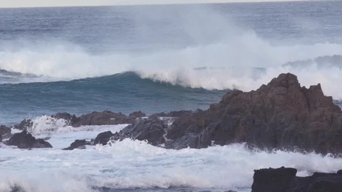 Big waves crashing on rocks at dusk Video stock 85820173