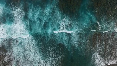 Big Waves With Foam and Splashes in the Ocean Stockbeeldmateriaal 75207443