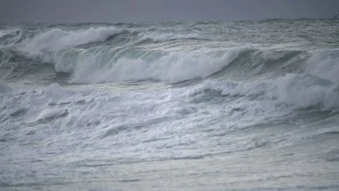 Big waves Stockbeeldmateriaal 73142396