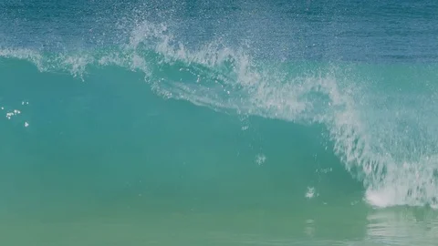 Big waves hit the shallow water coast Slow motion. 库存影片 118889057