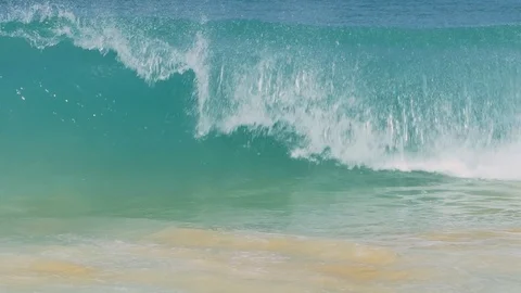 Big waves hit the shallow water coast Slow motion. Vidéo 118889058