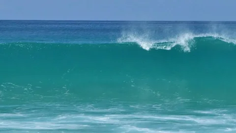 Big waves hit the shallow water coast Slow motion. Vidéo 118889237