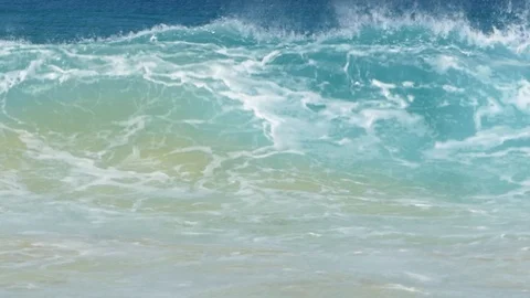 Big waves hit the shallow water coast Slow motion. Vidéo 118889242
