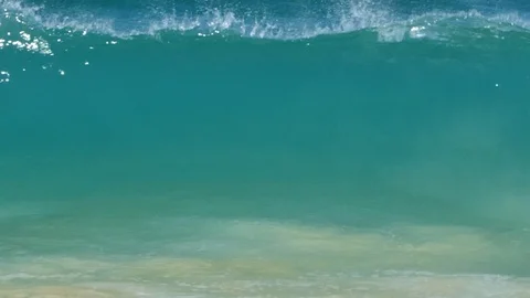 Big waves hit the shallow water coast Slow motion. Vidéo 118889417
