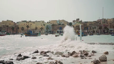 Big waves hitting a statue on windy day. Video stock 108855620