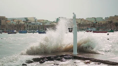 Big waves hitting a statue on windy day. Vídeos de archivo 108855681