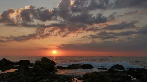 Big waves roll over the rocks. Video stock 152277262