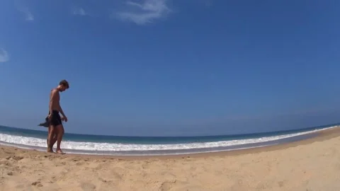 Big waves on the sea hit the shore with force Video stock 220180466