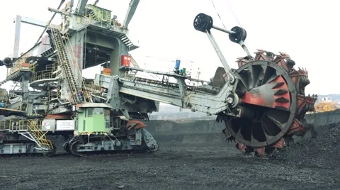 Big wheel on machine turn around and collect a grin on building site 動画素材 65014688