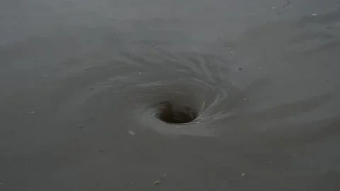 Big whirlpool in dirty puddle Vídeo Stock 142253926