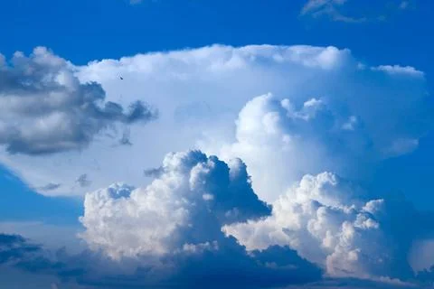 Big white cloud on blue sky. Heaven view Beautiful white clouds on blue sk... Fotos de archivo