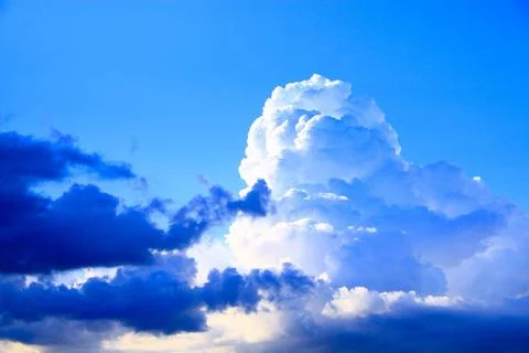 Big white cloud on blue sky. Heaven view Beautiful white clouds on blue sk... Fotos de archivo