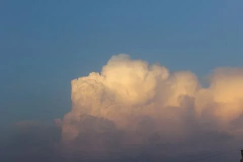 Big white cloud before thunderstorm Foto stock