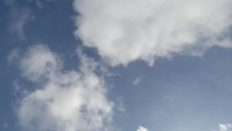 Big white clouds drifting across a clear blue sky on a sunny day. Timelapse. Video stock 257018301