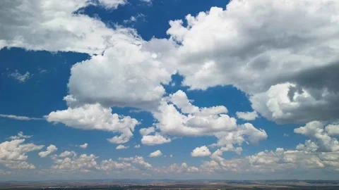 Big white fluffy clouds in the blue sky.Summer background.  스톡 동영상 256034733