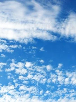 Big White Fluffy Clouds on A Blue Sky With Fine Whispy Lines Foto stock