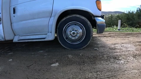 A big white motorhome is going in reverse Vidéo 313562659