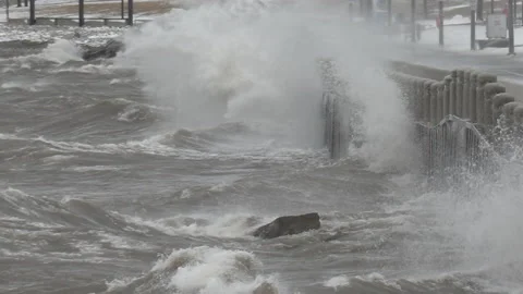 Big wild waves breaking crashing into shore in wind storm Vídeo Stock 147979936