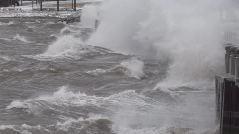 Big wild waves breaking crashing into shore in wind storm 库存影片 147981745