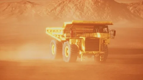 Big yellow mining truck in the dust at career Vídeo Stock 131631927