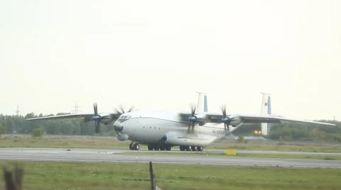 Biggest in the world the turbo-propeller plane Antonov An-22 Antey 库存影片 67400183