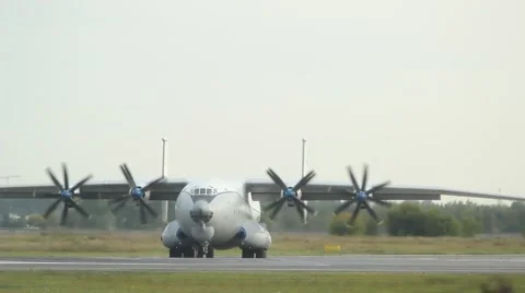 Biggest in the world the turbo-propeller plane Antonov An-22 Antey 库存影片 67400367