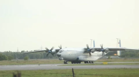 Biggest in the world the turbo-propeller plane Antonov An-22 Antey 库存影片 67400397