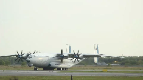 Biggest in the world the turbo-propeller plane Antonov An-22 Antey 库存影片 67400433