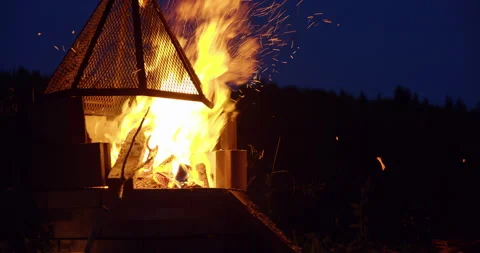 Bigs flames at the campfire pit by the lake at night Видео 130928163