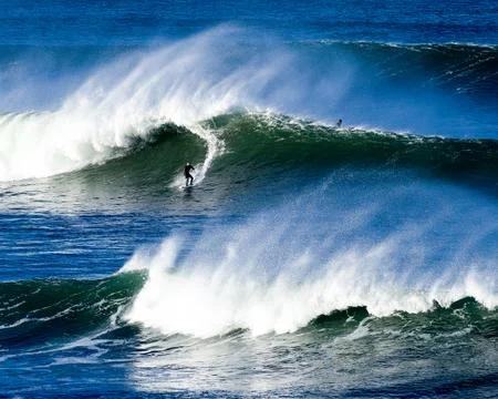 BigWaveSurfingatSunsetCliffs Stock Photos