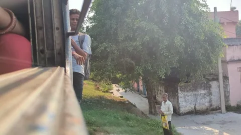 Bihar, India- 2024, Oct 16; Boy Dangerously Hanging from Moving Train Gate Vidéo 304139732