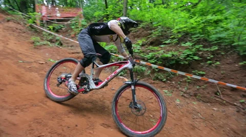 Bike rider on downhill competition 動画素材 51872553