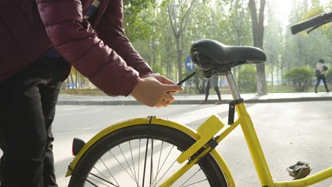 Bike scanning code to unlock 스톡 동영상 111356525