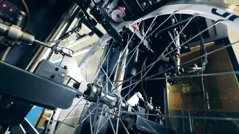 Bike spokes are getting regulated by an industrial machine Vídeo Stock 147019141