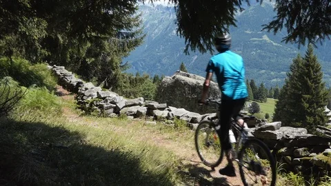 Biker on alpine trail resting Video stock 114175530
