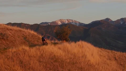 Biker and mountain pan Vídeos de archivo 83603203