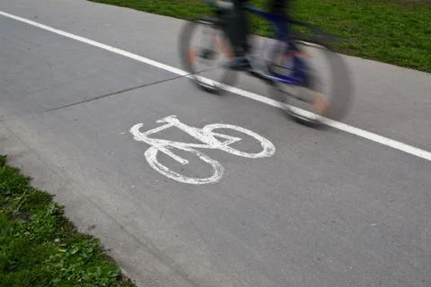 Biker on a biking path in a park (motion blur is used to convey Stock-Fotos