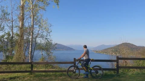 Biker on ebike enjoying panoramic lake view for active travel Vidéo 280882053