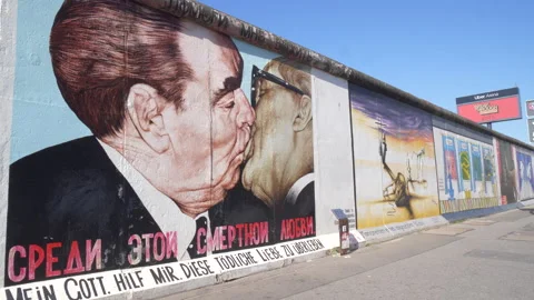 Biker Passes My God, Help Me To Survive This Deadly Love On The Berlin Wall Vidéo 284489009