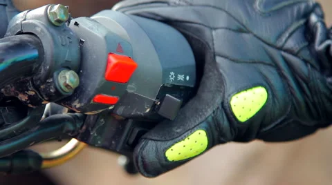 Biker Pressing Start Button and Bending the Throttle of the Motorcycle Vídeo Stock 55319837