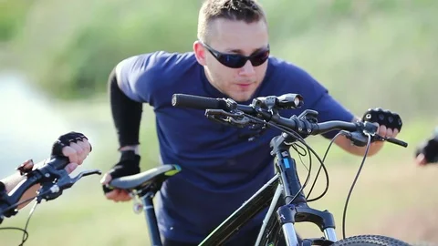 Biker pushing bicycle up hill Video stock 76593877
