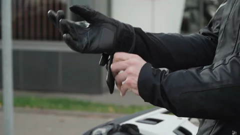 Biker puts on gloves 스톡 동영상 167736665