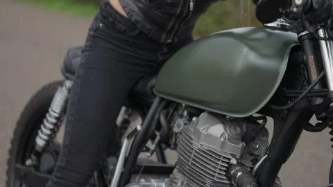 Biker puts the helmet 動画素材 157156792