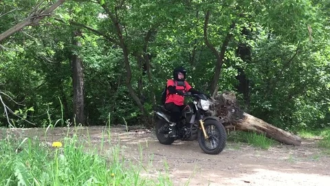 Biker runs motorcycle. 스톡 동영상 81744422