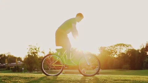 Biker stunt performer effectively performs stunts on a bicycle. Stockbeeldmateriaal 197680855