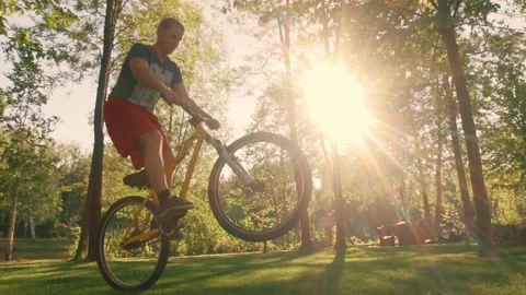 Biker stunt performer effectively performs stunts on a bicycle. Stock-Footage 202750608