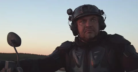 The biker turns his head to the side Video stock 157102570