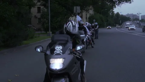 Bikers get ready to ride 库存影片 102360817