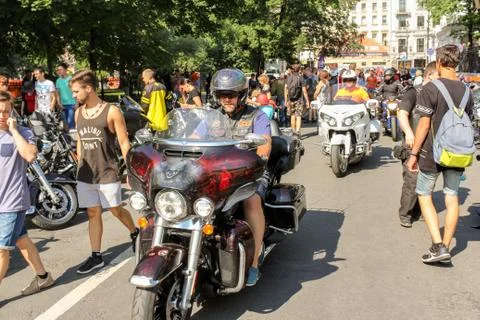 Bikers pass between visitors. Foto stock