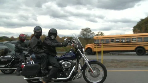 Bikers pull away (HD) c Vidéo 696675
